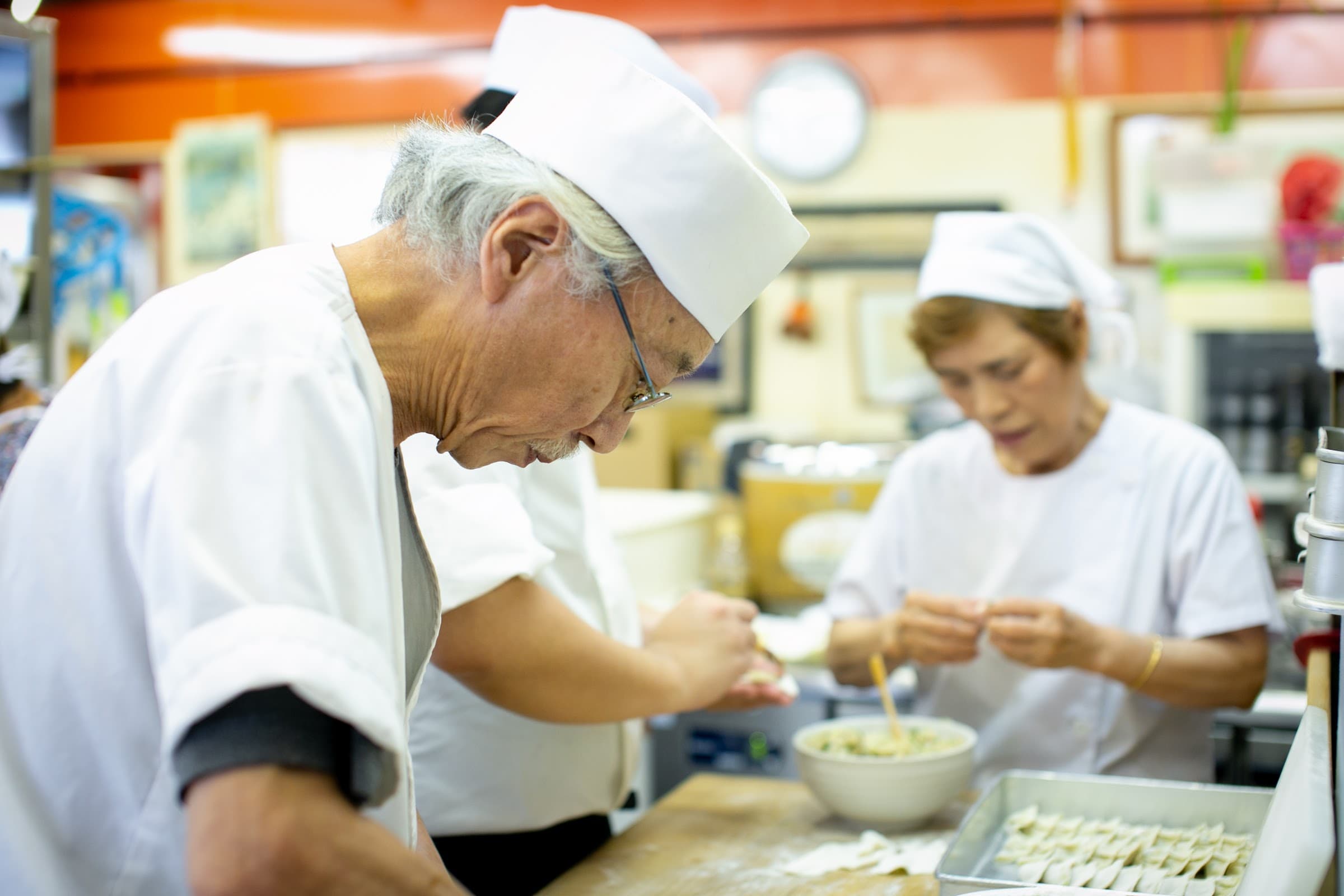 本店鉄なべの職人による手包み作業